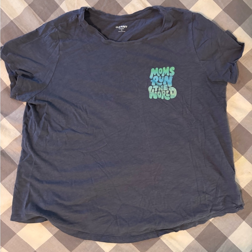 Old Navy Dark Gray Short Sleeve Tee with Graphic Design